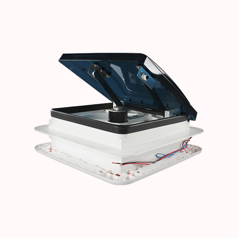 חלון גג 36*36 לקרוואן עם מאוורר ותאורה 12 וולט 1