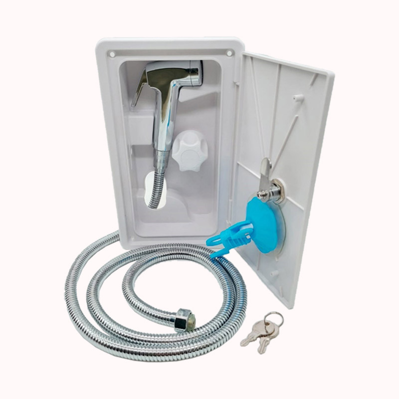 מקלחת חצונית לקרוואן לבן 1